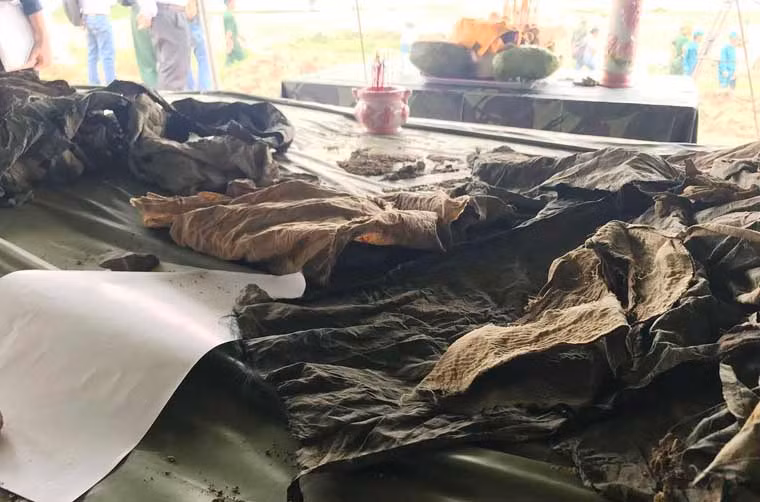 Những mảnh vải có thể là của các chiến sĩ giải phóng hi sinh trong trận đánh Mậu Thân 1968.