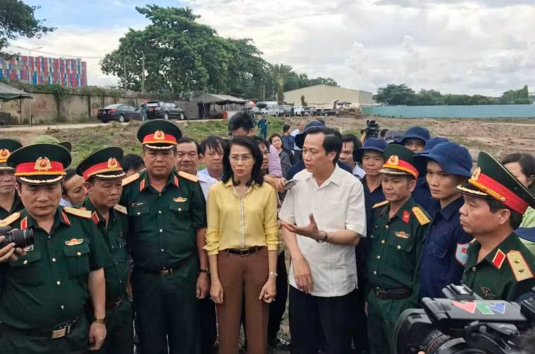 Chiều nay 12/7, Bộ trưởng Bộ Lao động - Thương binh và Xã hội Đào Ngọc Dung (người đứng hàng đầu, áo trắng) và Trung tướng Đỗ Căn, Phó Chủ nhiệm Tổng cục Chính trị Quân đội nhân dân Việt Nam cùng lãnh đạo UBND TP HCM, Bộ Tư lệnh Quân khu 7...đã đến hiện trường để thị sát khu vực khảo sát tìm kiếm mộ liệt sĩ ở phía Tây sân bay Tân Sơn Nhất.