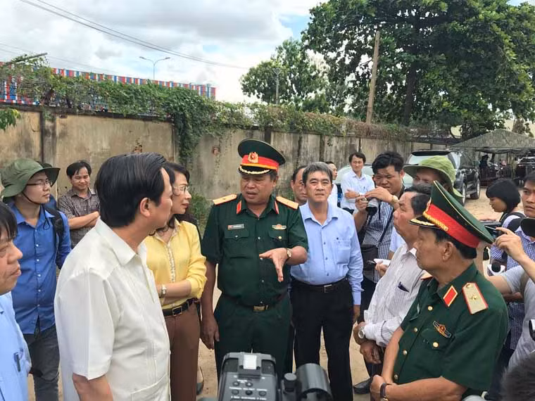Bộ trưởng Đào Ngọc Dung đã thăm hỏi, tặng quà và chỉ đạo công tác tìm kiếm mộ chôn tập thể tại Tân Sơn Nhất. "Phải nỗ lực hết mình để đưa các chú, các anh về...", Bộ trưởng bày tỏ.