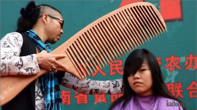 Lược này có vẻ không phù hợp với tóc của cô em.