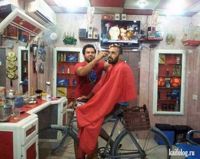 Vừa cắt tóc vừa có thể tập thể dục.