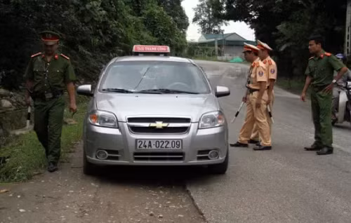 Các phương tiện bị yêu cầu dừng kiểm tra kĩ từng người trên xe - ảnh: VNE