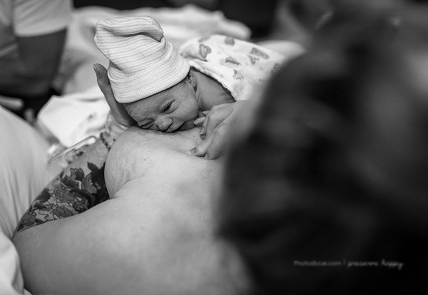 Hình ảnh bé mới sinh bò lên ngực mẹ để tìm ti khiến hàng ngàn người vô cùng xúc động (ảnh Leilani Rogers). 