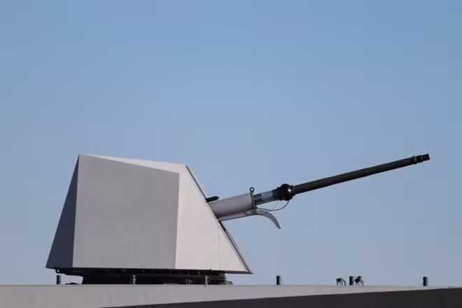 Tàu được vũ trang pháo hạm siêu nhanh OTO Melara Super Rapid 76 mm. Pháo có tốc độ bắn tới 120 viên/phút, tầm bắn hiệu quả 15 km. Pháo có thể tác chiến chống tàu mặt nước cỡ nhỏ và phòng không rất hiệu quả. Ảnh: Finmeccanica