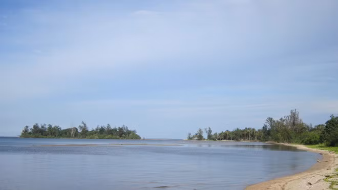 Bãi tắm với nước biển trong vắt trải dài, nhìn phía xa xa là Hòn Một.