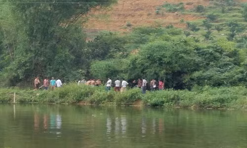 Ha Tinh: Day con tap boi duoi ao ca, 2 bo con cung chet duoi