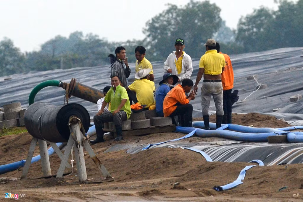 Vào giờ nghỉ, nhiều công nhân ngồi hút thuốc trên lớp lót nền và tấm bạt phủ làm bằng nilon, nhựa, cao su dễ cháy.