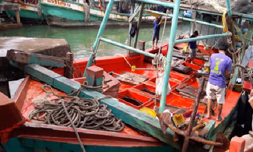Ngat khi trong ham tau danh ca, 5 nguoi thuong vong