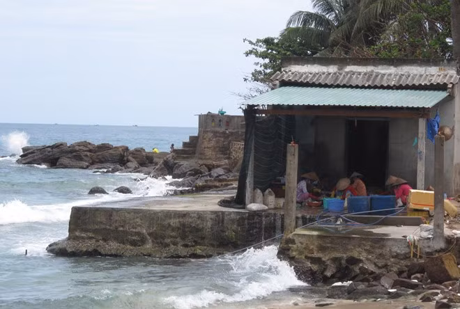 Những ngôi nhà ngay sát bờ biển ở làng chài An Thới.