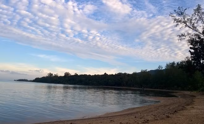 Quang cảnh hoang sơ của một bãi tắm ở Hòn Một.