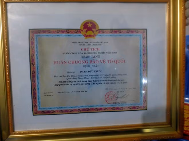 Truy tặng Huân chương bảo vệ Tổ quốc hạng Nhất cho phi công Phạm Đức Trung. Ảnh: V.B.