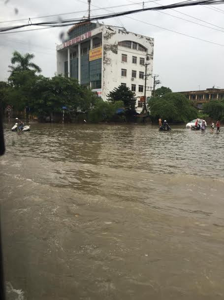 Tại Hà Nội, khu vực Bắc Thăng Long đang ngập nặng.