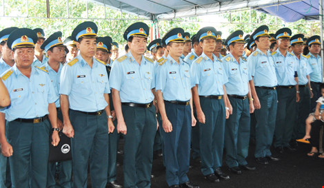 Trong không khí trang nghiêm, thành kính của lễ tang theo nghi thức quân đội, Thiếu tướng Nguyễn Tử Bình, Chính ủy Trường Sĩ quan Không quân đọc bản điếu văn ghi nhận thành tích, sự hy sinh của Thiếu úy Phạm Đức Trung.