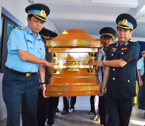 Sau lễ truy điệu, linh cữu Thiếu úy Phạm Đức Trung đã được đưa đi hỏa táng tại Nhà hỏa táng Hoàn Vũ (TP Nha Trang).