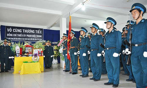 Thiếu úy Trung (22 tuổi, quê Ninh Bình, ngụ phường Lộc Thọ, TP Nha Trang, Khánh Hòa), nhập ngũ năm 2012, là học viên đào tạo phi công lái máy bay quân sự khóa 41/L39, Phi đội 1, Trung đoàn 910 thuộc Trường Sĩ quan Không quân.