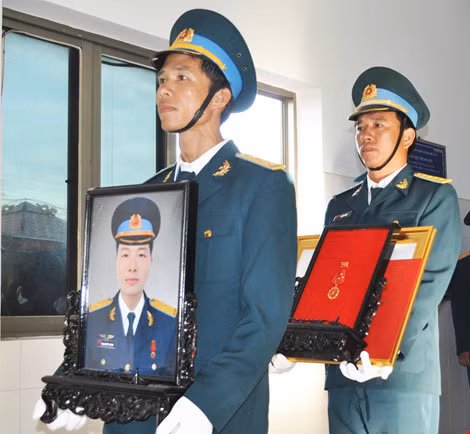 Nhiều lãnh đạo thay mặt cho Quân ủy Trung ương, Bộ Quốc phòng, các bộ, ban ngành, đoàn thể trung ương, Bộ Tư lệnh Quân chủng Phòng không Không quân, lãnh đạo chính quyền địa phương, nhiều cơ quan, đơn vị trong và ngoài quân đội, rất nhiều sĩ quan không quân, đồng đội, người thân của Thiếu úy Trung và đông đảo người dân địa phương đã có mặt để tiễn biệt chiến sĩ phi công dũng cảm trong vụ máy bay quân sự rơi ở Phú Yên về nơi an nghỉ cuối cùng. Nhiều người dù không quen biết anh vẫn không khỏi nghẹn ngào, thương tiếc. 