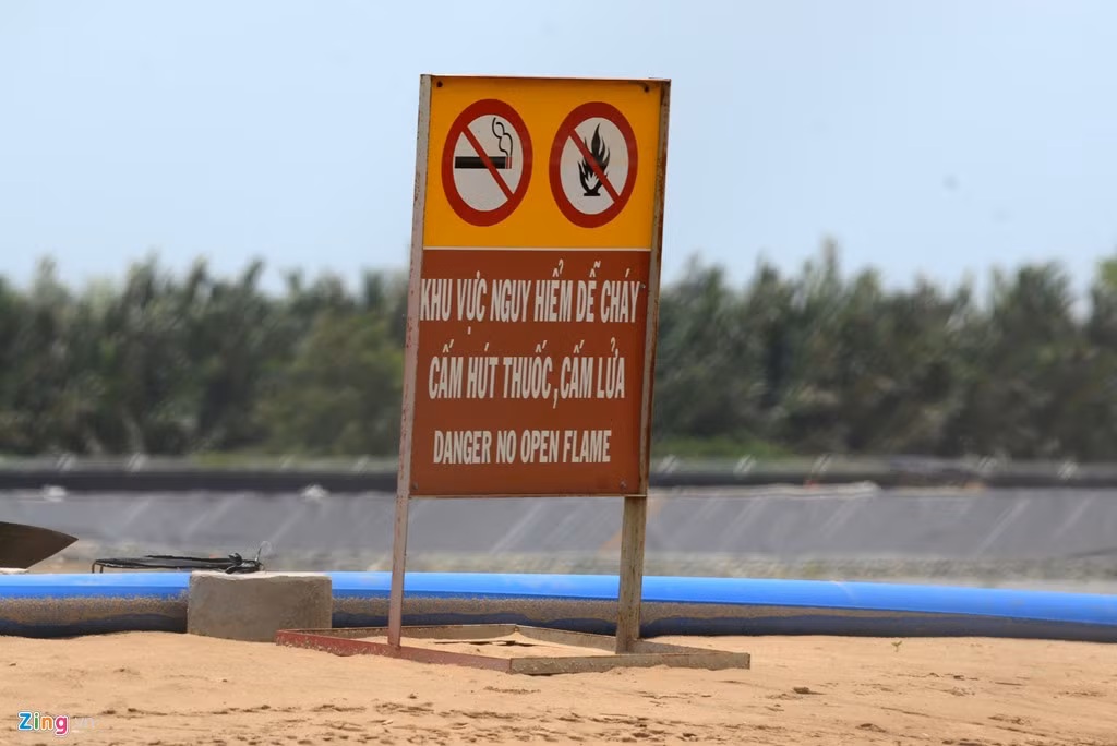 Khoảng 50 m lại có một biển cấm lửa, cấm hút thuốc. 