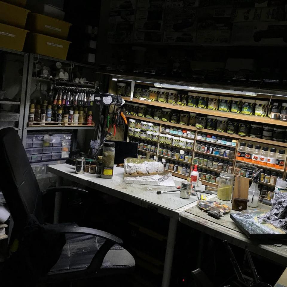 Mỗi mô hình thu nhỏ sẽ được Eddie hoàn thành trong vài ngày, nhưng đối với những mô hình lớn và cần chi tiết hơn, ông có thể mất đến một hay vài tháng để hoàn thiện chúng.