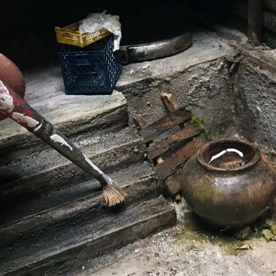 Những tác phẩm thu nhỏ của người nghệ sĩ đều kỹ càng đến từng chi tiết, kể cả vết gỉ sét trên chiếc xe cũ, mảng rêu bám trên bức tường lâu năm…