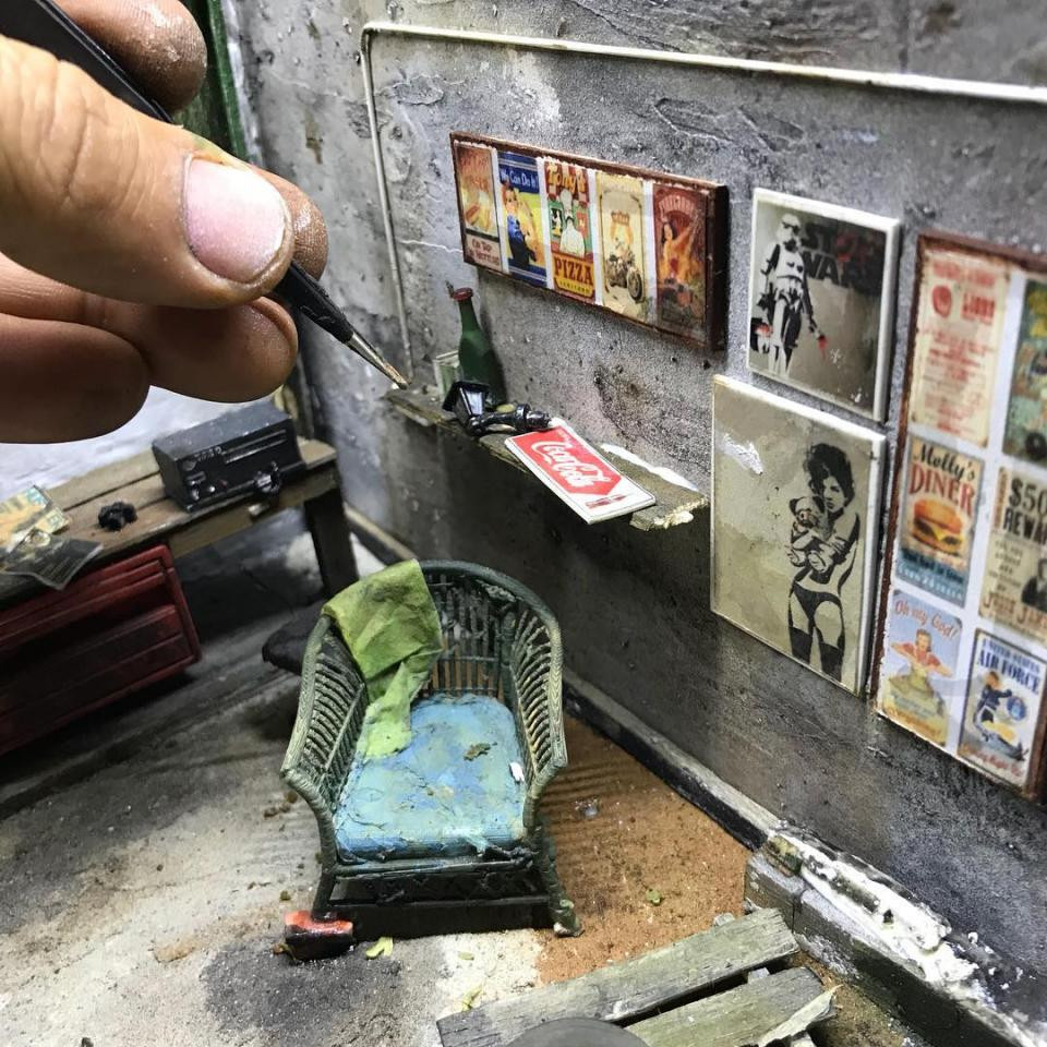 Trong thế giới thu nhò của Eddie Putera mọi thứ đều mang hơi hướng hoài cổ, tất cả chi tiết đều được tái hiện rất tỉ mỉ qua đôi mắt quan sát của ông.