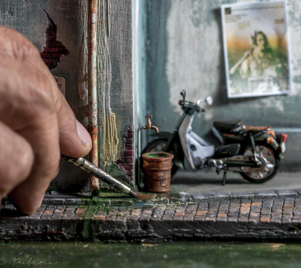 Eddie luôn nói rằng mình rất thích mang nét hoài cổ vào thế giới thu nhỏ này như một cách để kỷ niệm những thứ đẹp đẽ đã qua.