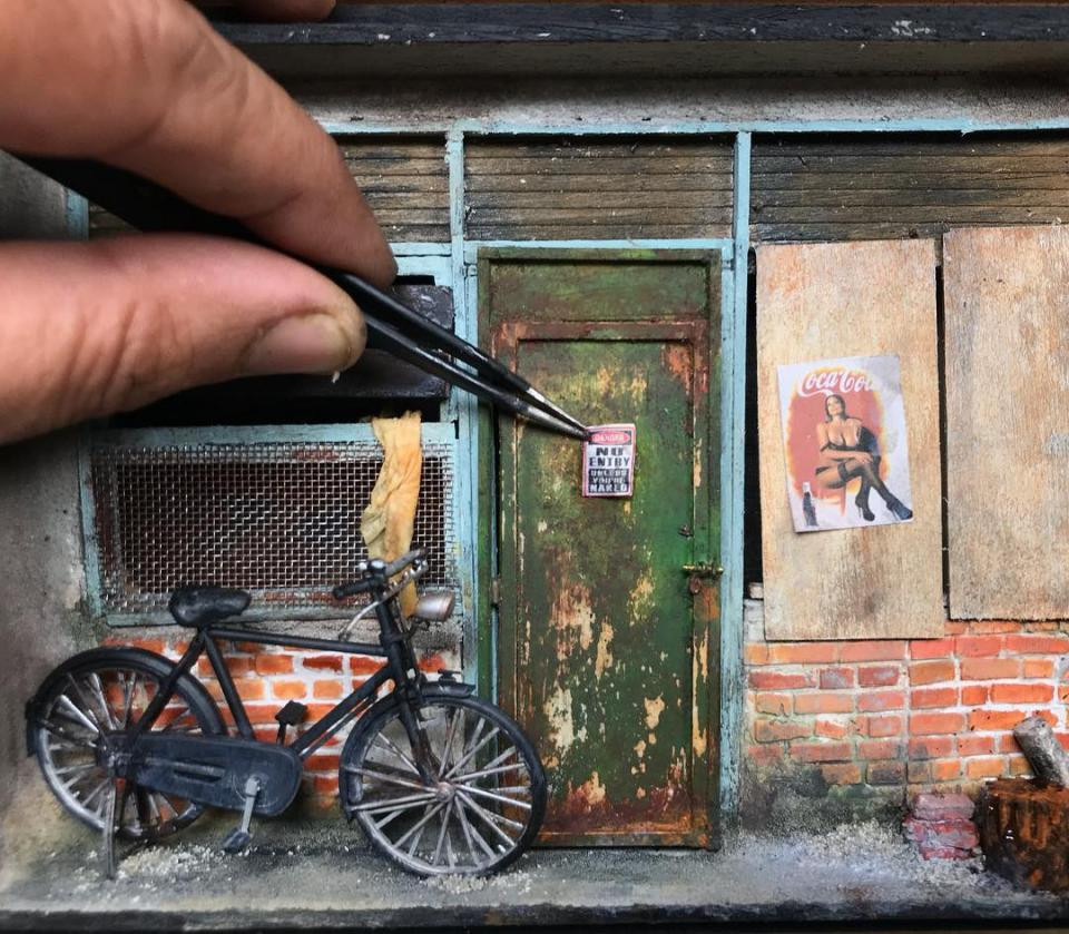 Niềm đam mê của ông là nhiếp ảnh và nghệ thuật, và để tạo ra những câu chuyện thú vị hơn, Ông đã kể chúng bằng một thế giới nhỏ bé, trong đó mọi thứ đều trở nên mộng mơ và có cả màu sắc kỷ niệm về cuộc sống.