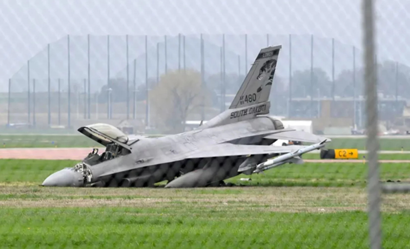 Ngày 30/8, tờ Wall Street Journal đưa tin, một quan chức Mỹ xác nhận Ukraine đã mất chiếc máy bay chiến đấu F-16 đầu tiên. Theo thông tin được quan chức Mỹ tiết lộ, vụ việc xảy ra vào ngày 26/8, “chỉ vài tuần sau khi lô máy bay chiến đấu F16 đầu tiên của Mỹ tới Ukraine”. Ảnh: Army Recognition.