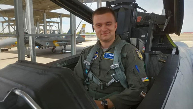 Không lâu sau, Không quân Ukraine đã thông báo trên mạng xã hội chính thức của mình: “Phi công chiến đấu cơ F-16 của Không quân Ukraine Alexei Mesia đã thiệt mạng trong một trận không chiến vào ngày 26/8”. CNN đưa tin Maya Siya quả thực được huấn luyện để lái máy bay F-16 và các nguồn tin Lực lượng Vũ trang Ukraine được trích dẫn nói rằng anh ta thực sự đã chết trong vụ tai nạn. Ảnh: RBC.