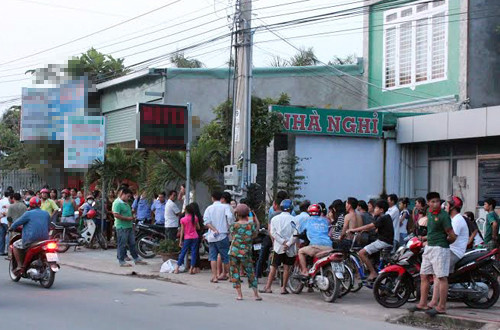 3 dàn ong cùng vao nha nghi, 1 nguòi chet bat thuong