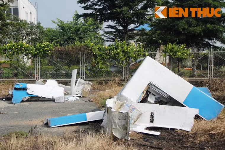 Hien truong vu xe tai tong sap tram thu phi cao toc TP HCM-TL-Hinh-5