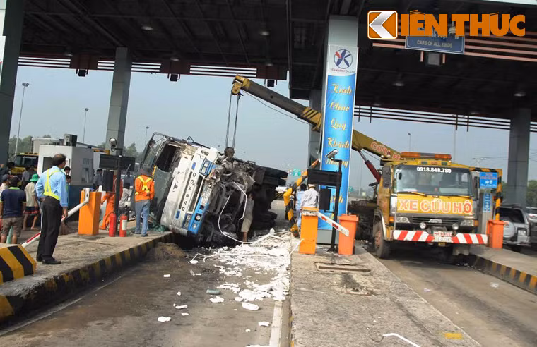 Hien truong vu xe tai tong sap tram thu phi cao toc TP HCM-TL-Hinh-2