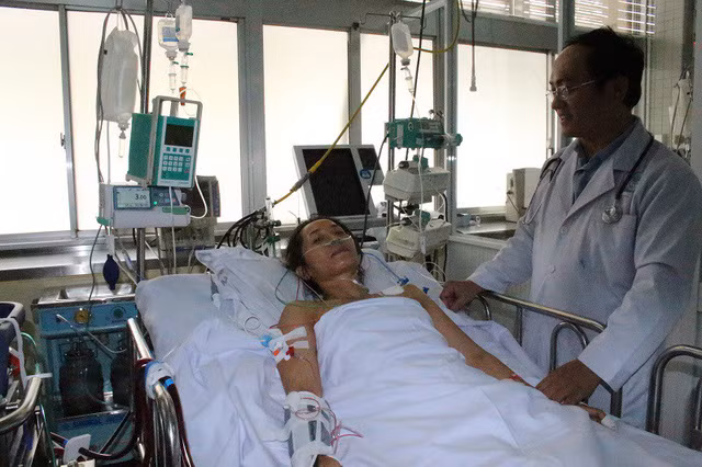 Bác sĩ quyết định "cứu người bệnh trước, chi phí tính sau" Bác sĩ quyết định "cứu người bệnh trước, chi phí tính sau"