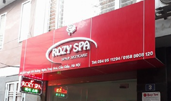 Tổ công tác của UBND phường Trung Hòa kiểm tra đột xuất đối với cơ sở thẩm mỹ Rozy Spa và phát hiện nhiều sai phạm.