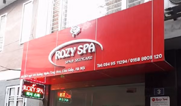 Tổ công tác của UBND phường Trung Hòa kiểm tra đột xuất đối với cơ sở thẩm mỹ Rozy Spa và phát hiện nhiều sai phạm.