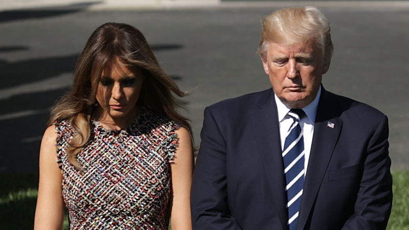 Tổng thống Trump không ở bên cạnh bà Melania trong cuộc phẫu thuật, tuy nhiên ông đã nói chuyện với vợ trước khi bà vào phòng mổ