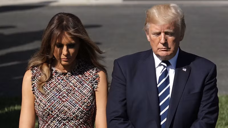 Tổng thống Trump không ở bên cạnh bà Melania trong cuộc phẫu thuật, tuy nhiên ông đã nói chuyện với vợ trước khi bà vào phòng mổ