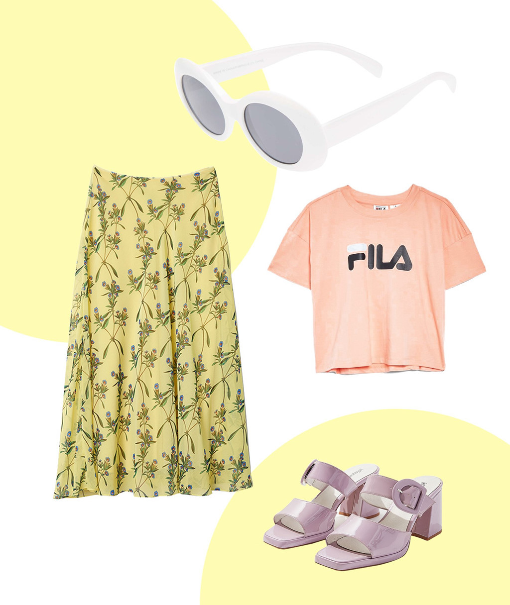 Áo thun và váy hoa cũng là sự kết hợp mà bất kỳ cô nàng nào cũng có thể nghĩ đến. Tuy nhiên, để tăng thêm sự kiêu kỳ cho người mặc thì bạn có thể sử dụng giày cao gót tệp màu và mắt kính trắng để nổi bật hơn.