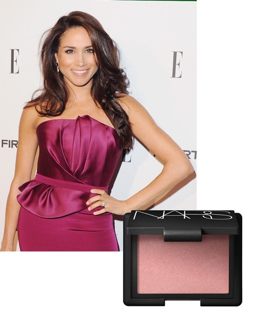 Phấn má giá gần 700 ngàn của Nars với tông hồng tự nhiên rất được lòng Meghan Markle. Đây cũng là một sản phẩm không thể thiếu trong túi đồ make up của công nương tương lai.