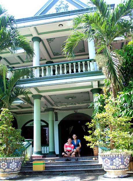 Trước khi kết hôn, không ít người tò mò về căn nhà tiền tỷ rộng đến 5000m2 bề thế của gia đình Lâm Khánh Chi. Nữ ca sĩ tiết lộ, căn biệt thự của ba mẹ với sân vườn rộng lên đến 5.000 m2 được xây dựng từ cách đây 15 năm và giá trị thời đó đã lên tới 2 tỷ đồng. Bên trong căn biệt thự còn có một vườn lan và vườn hoa mai hoành tráng cỡ vài trăm mét.