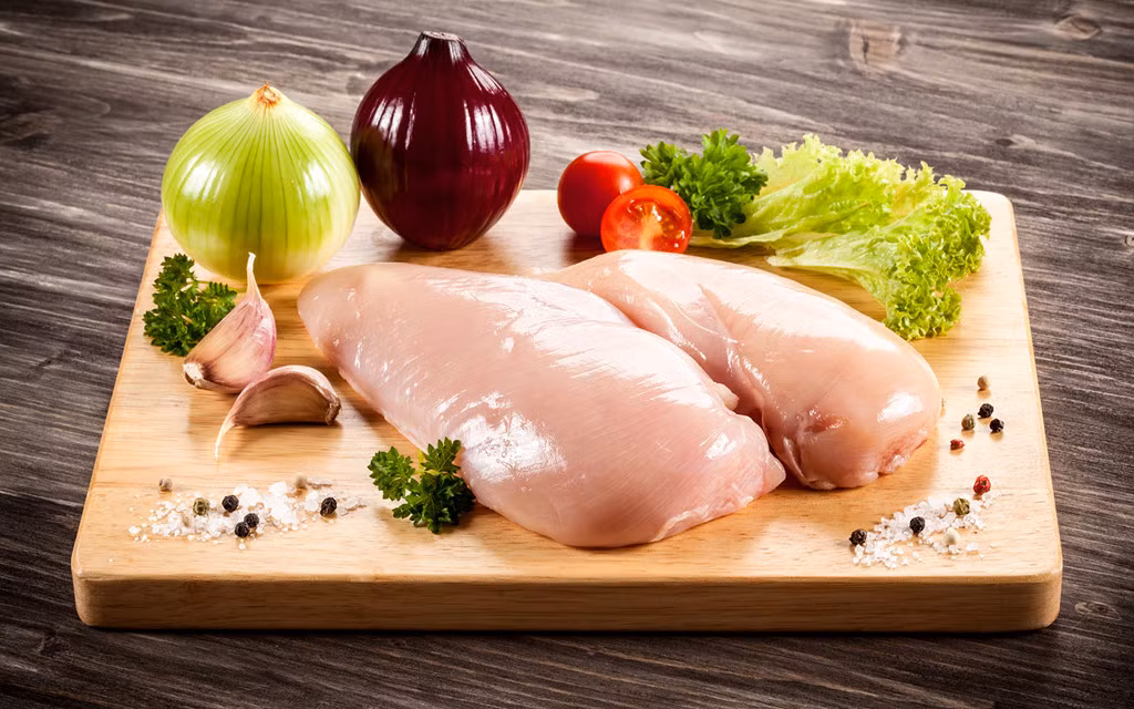  Dùng một chiếc thớt cho cả thịt sống và rau củ: Dù sau khi thái thịt sống, bạn đã rửa sạch thì các loại vi khuẩn từ thịt sống vẫn có thể còn sót lại và sinh sôi trên thớt. Do đó, tốt nhất bạn nên có thớt riêng để thái rau củ và hoa quả làm salad. Ảnh: 1ZOOM.