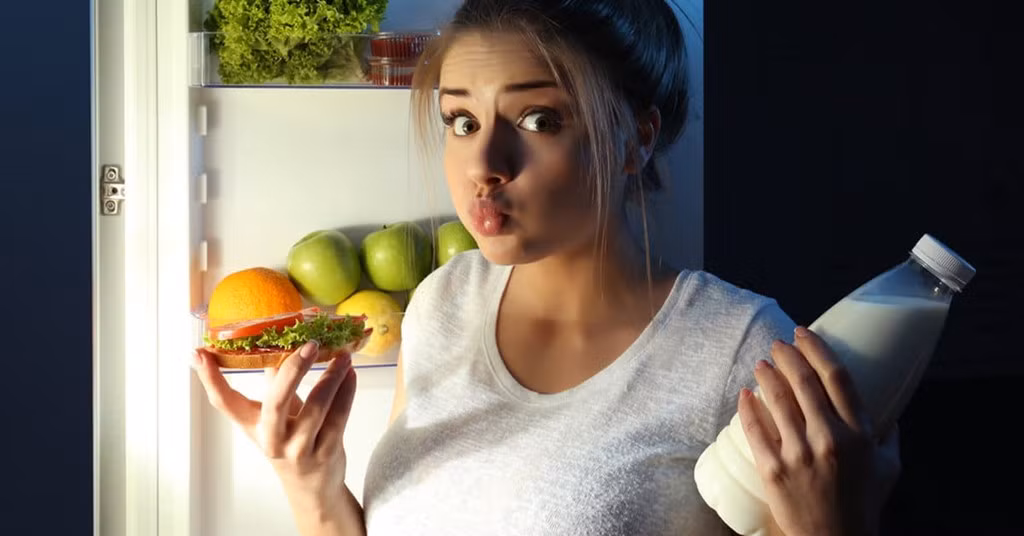  Ăn trước khi đi ngủ: Vấn đề không phải là vì điều này ảnh hưởng tới vòng eo của bạn. Ăn quá sát giờ đi ngủ có khả năng khiến bạn dễ bị trào ngược dạ dày. Bạn không nên ăn trong vòng 3-4 tiếng trước khi ngủ. Ảnh: Davina Diaries.