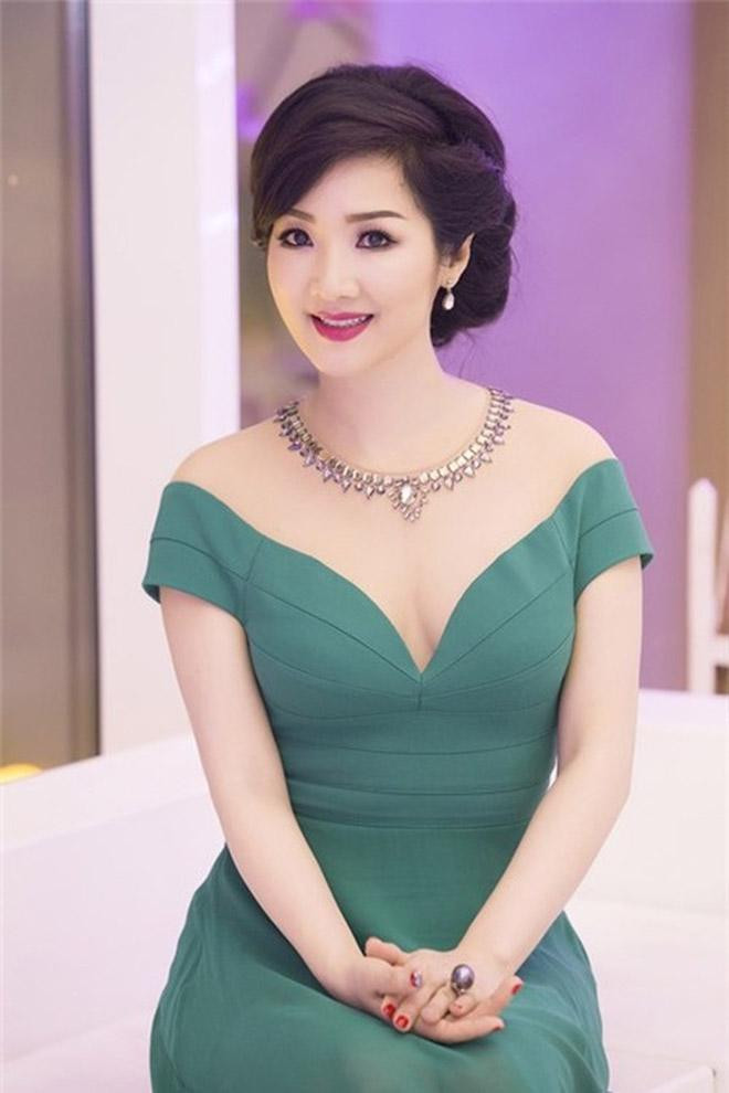 Giáng My kết hôn từ khi còn trẻ nhưng không giữ được hạnh phúc dài lâu. Giáng My kết hôn từ khi còn trẻ nhưng không giữ được hạnh phúc dài lâu.