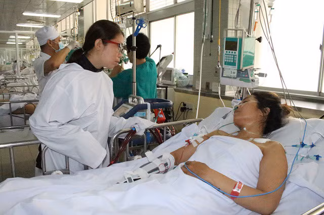 Nhờ được cứu chữa, chị Dao đã qua cơn nguy kịch nhưng nợ viện phí đã lên tới hàng trăm triệu đồng Nhờ được cứu chữa, chị Dao đã qua cơn nguy kịch nhưng nợ viện phí đã lên tới hàng trăm triệu đồng