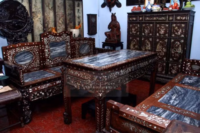 Ngoài ra, chưa kể đến số lượng đồ cổ có giá trị hàng tỷ đồng được bố Lâm Khánh Chi sưu tầm và trưng bày trong nhà như: những bộ bàn ghế gỗ được làm từ gỗ quý chạm trổ, khảm đá rất bắt mắt; những bộ sưu tập đồ cổ đắt tiền; những món đồ trang trí trong nhà đều rất đẹp mắt và có giá trị cao.