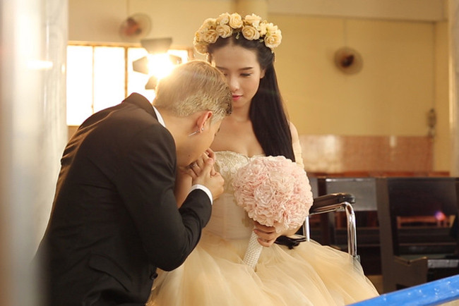 Trước khi lộ chuyện yêu Lan Ngọc, nam ca sĩ "1234" cũng từng có rất nhiều kết hợp cùng những “người tình màn ảnh” là những hot girl, người mẫu xinh đẹp của showbiz Việt. Trong MV "Sự thật sau một lời hứa", Chi Dân từng vào vai người yêu và là chú rể của Minh Trúc - một hot girl khá quen mặt với khán giả Việt Nam.