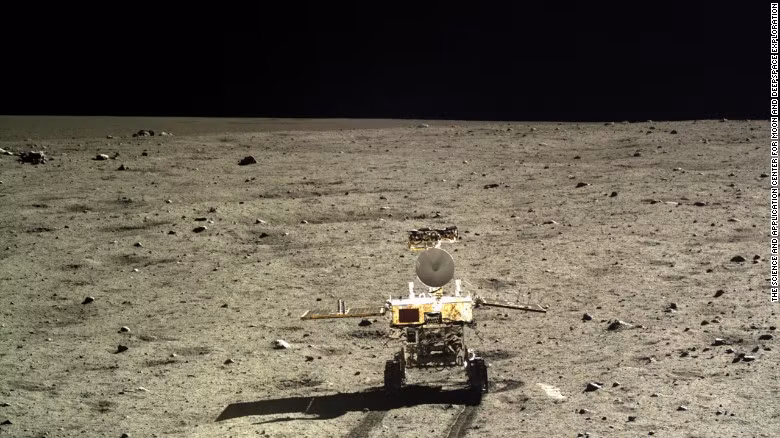 Robot thám hiểm Hằng Nga-3, hay còn được gọi là "Thỏ Ngọc" trên Mặt Trăng. Ảnh: CNSA.