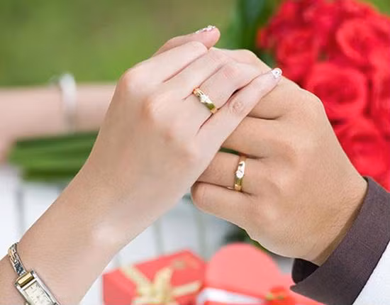 Bi mia mai mua nhan cuoi re tien, co gai dap tra khien nhan vien cui dau xin loi