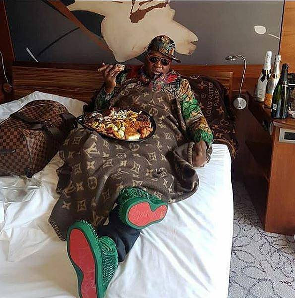 Người đàn ông giàu có đang nằm trong khách sạn 5 sao với đồ ăn ngon, rượu và xì gà hảo hạng.