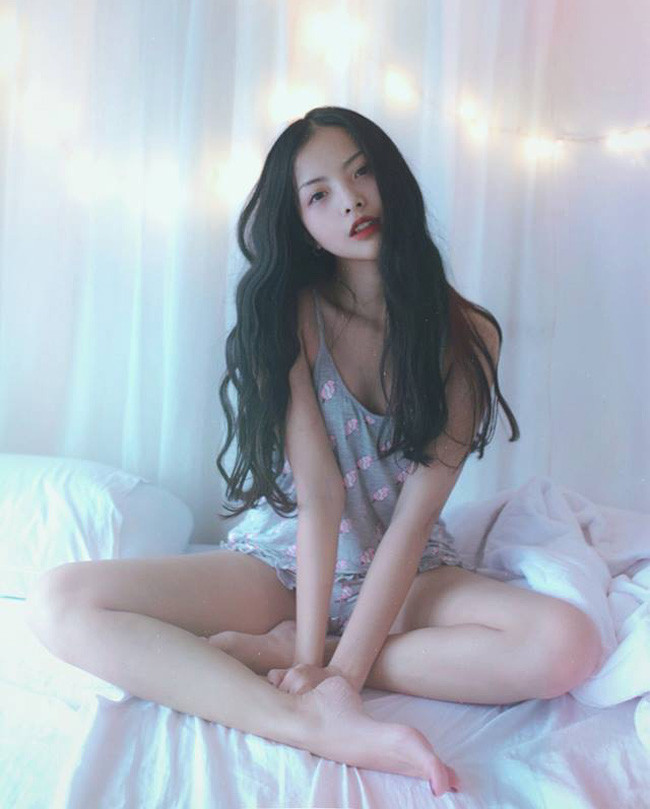 Ngoài đời, Yu Dương khiến người xem không thể rời mắt bởi vẻ ngoài xinh đẹp, gợi cảm.