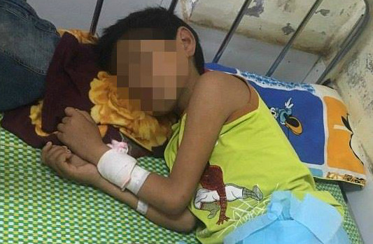 Uong 1 lit ruou thach do, be trai 11 tuoi o Nghe An hon me sau